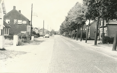 236868 Einderstraat gezien in de richting van Someren-Dorp. Met links sigarenwinkel P. Lemmen op nr 112, ETEC ...