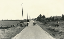 236894 Fietsen en spelen in een agrarische omgeving, gezien in de richting van Sluis XII, 15-9-1965