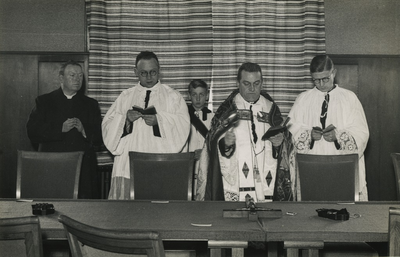 236937 Pastoor van de Heuvel (midden) zegent het geschonken kruisbeeld bij de opening van het nieuwe gemeentehuis, 14-11-1936