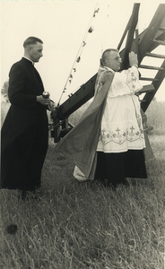 237088 Inzegening door pastoor A.v.d.Heuvel, achter hem kapelaan v.d.Velden, 25-6-1955