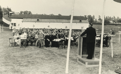 237089 Genodigden worden toesproken door burgemeester Boerenkamp, 25-6-1955