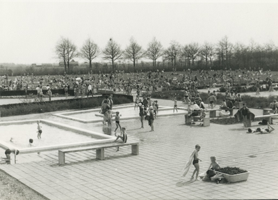 237144 Zwembad De Diepsteeckel, met zicht op de kleuter baden en de speelweide., 1975-1980