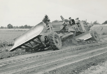 237265 Werkzaamheden ten behoeve van de ruilverkaveling bij de Kleine Aa met een vol-mechanische grondverzetmachine, 1958