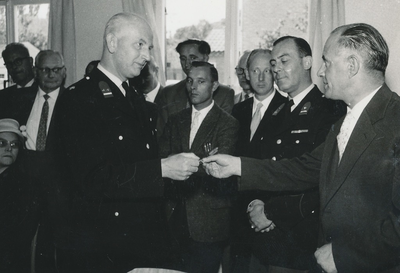 237358 De burgemeester overhandigd de sleutel van het politiebureau aan de commandant, 20-7-1957