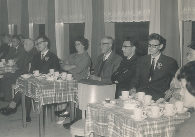 237376 De kruisdragers met hun familie, o.a in het midden A. Scheepers, echtgenote en zoon., 26-07-1963
