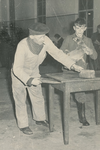 237402 Het schoonmaken van de inentings tafel door gemeente-arbeider Fried (Je) van Bree , 21-02-1963