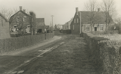 237608 Kloosterweg met links woonhuis familie van den Eijnden en rechts familie van Eijk. foto is genomen vanuit ...