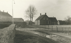 237609 Achterzijde van het klooster en rechts woonhuis familie Meeuws. foto is genomen vanuit de kloosterweg, ...