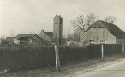 237642 Dorpsstraat : met rechts voor woonhuis familie van Col en Daarachter de Brandweerkazerne, 29-01-1955 - 05-02-1955