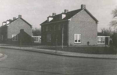 237650 Julianapark : gezien vanaf de Deken Brantsstraat, met van links naar rechts, familie B.Vogels, fam. W. Grosfeld, ...