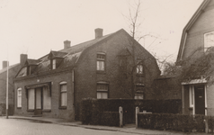 237664 Postelstraat, met manufacturenwinkel Marinus van de Laar, 1-1958