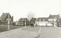 237700 Overzicht van Wilhelminaplein en de Kanaalstraat: links cafe van de Moosdijk,er tegenover de bushalte. ...