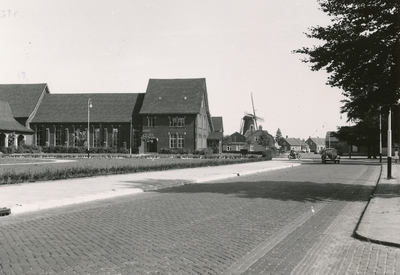 237714 Kerkstraat: met parochiehuis De Ruchte en beltmolen De Victor , 12-11-1960