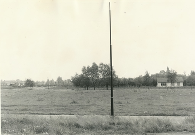 237734 Martijnenstraat: met rechts een stramitwoning en voor de bomenpartij een stukje van de Schoolstraat, 20-06-1967