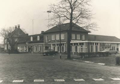 237753 Kruispunt van het Wilhelminaplein en de Speelheuvelstraat : met Hotel Centraal en de bioscoop, 03-1974