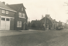 237754 Postelstraat : m.v.l.n.r. Veevoederbedrijf Slaats, benzinestation, en Woninginrichting J. Wijnen, 1968