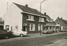 237787 Postel 20 t/m 23: In het midden Garagebedrijf en tankstation van Van Heugten, 1974