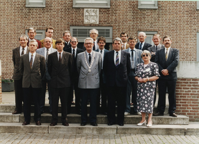 237888 Gemeenteraadsleden ter gelegenheid van hun afscheid van de gemeenteraad in periode 1986-1990: met 1 Lou Gardien, ...