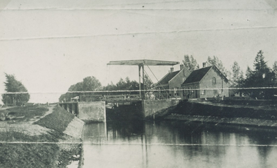 237945 Sluis XI: Sluiswachtershuizen. Foto is genomen in de richting van Nederweert., 1915-1930
