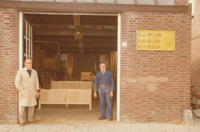 238068 Links Huub Maas en rechts Johan Maas voor de werkplaats op nr. 27., 3-10-1979