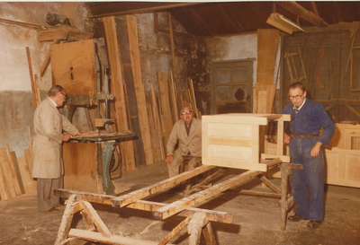 238070 Werkplaats met links Huub Maas, in het midden buurman Bert Lammers en rechts Johan Maas., 3-10-1979