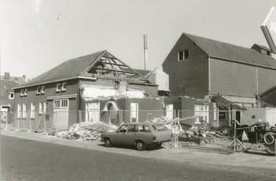 238076 Sloop kantoor gedeelte aan de Postelstraat., 9-1980