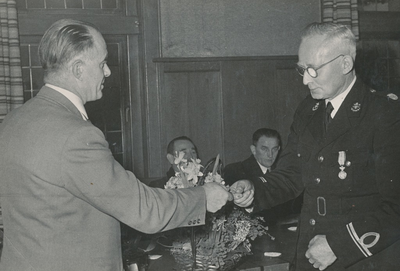 238100 De heer van Rijswijk (vrijwillege brandweer) krijgt de ere-medaille, verbonden aan de Orde van Oranje-Nassau, ...