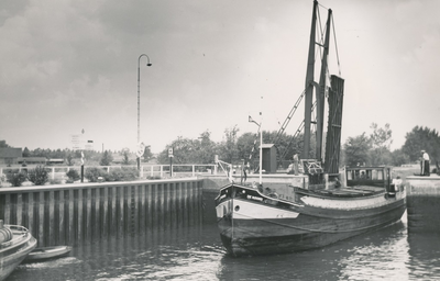 238197 Het schutten van een binnenvaart vrachtschip in Sluis XII. Rechts de sluiswachter Martien v.d.Boomen, 7-1958