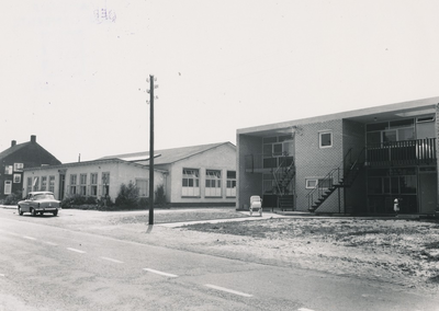 238203 Einderstraat, rechts Den Bunker (4 woningen) en links (witte gebouw) Etec, 11-6-1959