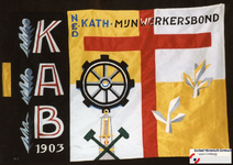 18 Vlag van NED. KATH. MIJNWERKERSBOND K.A.B. uit PLAATS (niet benoemd)Datering 1953