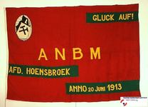 26 Vlag van GLUCK AUF! A N B M AFD. HOENSBROEK ANNO uit HOENSBROEKDatering 17 april 1955