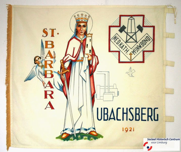 45 Vlag van NED. KATH. MIJNW. BOND ST. BARBARA. UBACHSBERG uit UBACHSBERGDatering Tussen 1945 en 1950