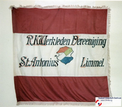 83 Vlag; banier van R.K. WERKLIEDEN VERENIGING ST. ANTONIUS LIMMEL uit LIMMELDatering Onbekend (zie Bijzonderheden)