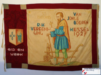 84 Vlag van ST. ISIDORUS R.K. VEREENIGING VAN JONGE BOEREN KESSEL 1927 BID EN WERK uit KESSELDatering Onbekend, ...