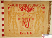 112 Vlag van KRACHT DOOR VOLHARDING 1895 KDV R.K. GYMNASTIEKVER. BEEK uit BEEKDatering Onbekend