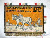 164-a Vaandel van LIMBURGSE LANDELIJKE RUITERS BOND VAN DE LLTB uit LIMBURGDatering Ca. jaren 1930