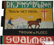 171 Vlag van R.K. JONGE BOEREN TROUW HET KRUIS TROUW DE PLOEG SWALMEN uit SWALMENDatering Vermoedelijk jaren 1930