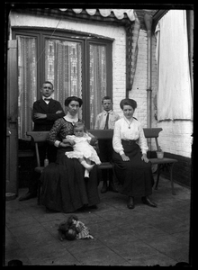103 Familieportret; binnenhofje, circa 1905
