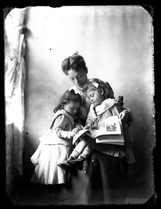 105 Familieportret; moeder; dochters, circa 1910