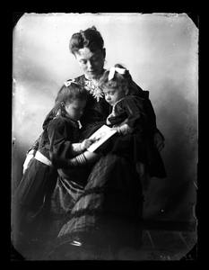 108 Familieportret; moeder; dochters, circa 1905