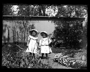 110 Kleuters; vrouwen; tuin, circa 1905
