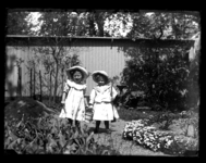 110 Kleuters; vrouwen; tuin, circa 1905
