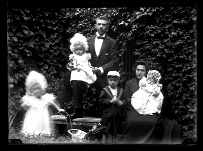 113 Familieportret; tuin, circa 1905