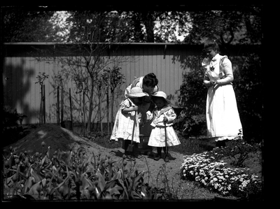 114 Kleuters; vrouwen; tuin, circa 1905