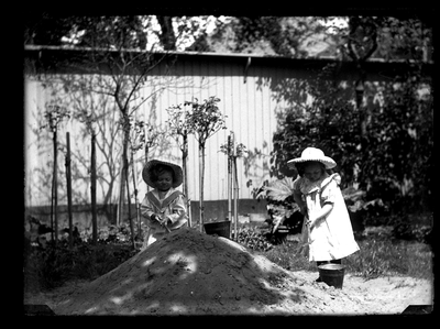 115 Kleuters; vrouwen; tuin, circa 1905