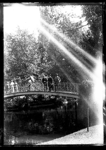 117 Voetbrug; park; dames; heren, circa 1905