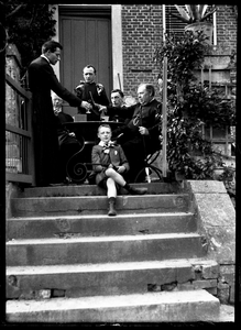 119 Groepsfoto; geestelijken; terras; trap; tuintafel; jongen, circa 1905