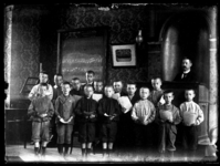 124 Groepsfoto; knapenkoor; St. Caecilia; Matthijskerk, circa 1900