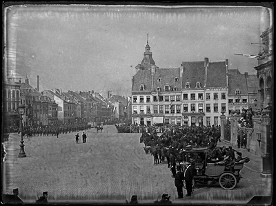127 Militaire defilé; Markt; stadhuis, 24-09-1901