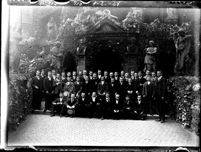 128 Groepsfoto; patronaat Sint Mathias; Patronaatsteekenschool; calvarieberg; Sint-Pauluskerk; uitje, 12-09-1904